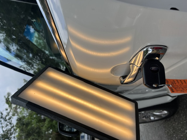 Another view of the white door handle and reflection-board lines